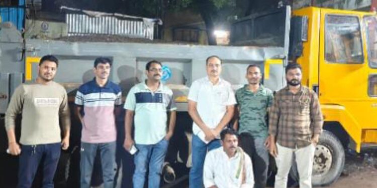 अवैध वाळू वाहतूक करणारे डंपर महसूल विभागाकडून जप्त