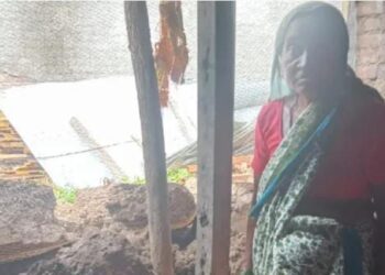 अतिवृष्टीने अमळनेर तालुक्यातील लोण येथे भिंत पडली