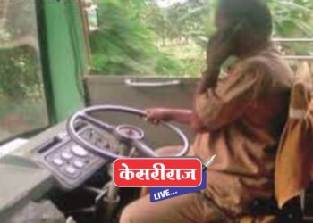 धावत्या बसमध्ये मोबाइलवर बोलणे चालकाला महागात : एसटी महामंडळाने केले निलंबित