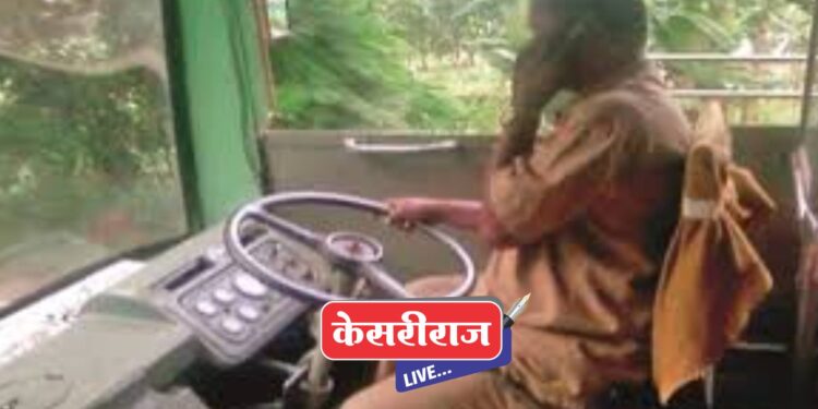 धावत्या बसमध्ये मोबाइलवर बोलणे चालकाला महागात : एसटी महामंडळाने केले निलंबित