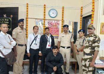 तोतया टीसीला पैसे गोळा करताना अहमदनगर येथे पकडले