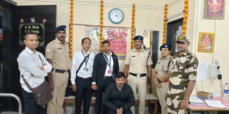 तोतया टीसीला पैसे गोळा करताना अहमदनगर येथे पकडले