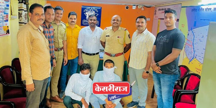 हातातून मोबाईल लांबविणारे दोन भामटे जाळ्यात !