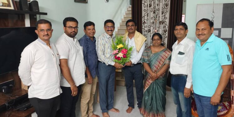 महात्मा फुले शिक्षक परिषदेतर्फे भावेश अहिरराव यांचा सत्कार