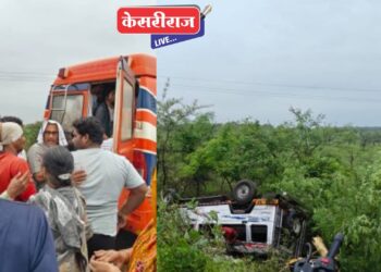 चालकाचे नियंत्रण सुटल्याने क्रुझर रस्त्याच्या कडेला कोसळली !