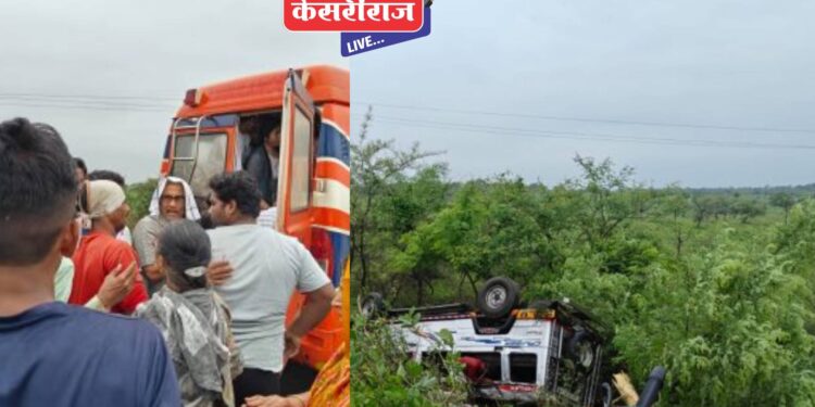 चालकाचे नियंत्रण सुटल्याने क्रुझर रस्त्याच्या कडेला कोसळली !