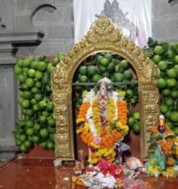 मुक्ताईनगरमध्ये आषाढी एकादशीनिमित्त संत मुक्ताई मंदिरात गर्दी