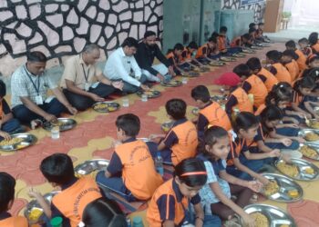 पोषण शक्ती योजनेच्या जिल्हा परिषदेतील अधिकाऱ्यांनी केले विद्यार्थ्यांसह स्नेहभोजन