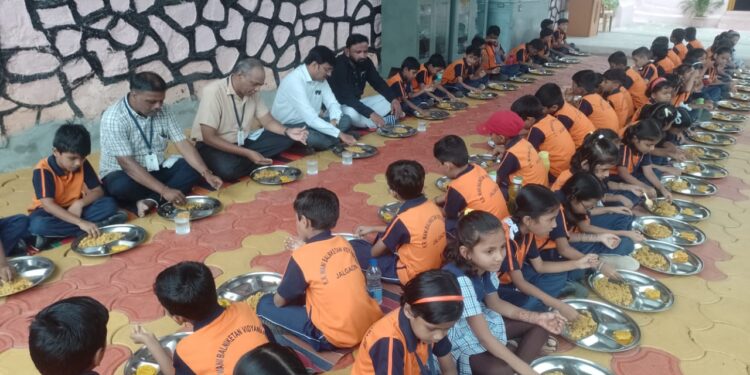 पोषण शक्ती योजनेच्या जिल्हा परिषदेतील अधिकाऱ्यांनी केले विद्यार्थ्यांसह स्नेहभोजन