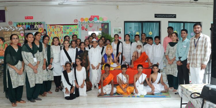 गोदावरी इंग्लिश मीडियम सीबीएसई शाळेत गुरुपौर्णिमेचा कार्यक्रम उत्साहात साजरा