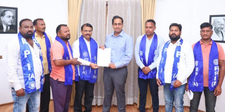 रेशन दुकानदारांना धान्यापासून वंचित शिधापत्रिकाधारकांना ऑफलाईन वाटपाची परवानगी द्यावी