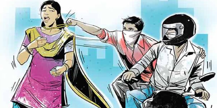 अरे देवा ! चक्क पोलिसाच्या पत्नीच्या गळ्यातून सोनसाखळी ओढून चोरटे पसार..!