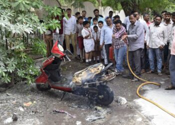 महाविद्यालयीन तरुणाच्या दुचाकीने घेतला पेट