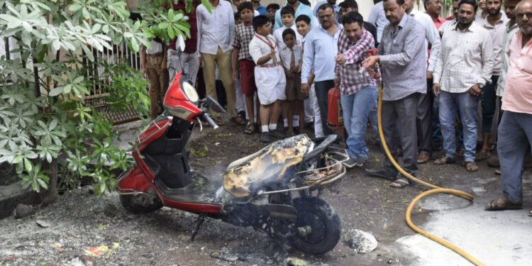 महाविद्यालयीन तरुणाच्या दुचाकीने घेतला पेट