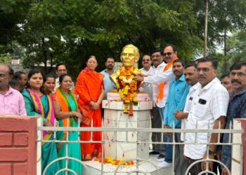 लोकशाहीर अण्णाभाऊ साठे यांच्या जयंतीनिमित्त माजी महापौर सिमा भोळे यांच्या हस्ते अभिवादन