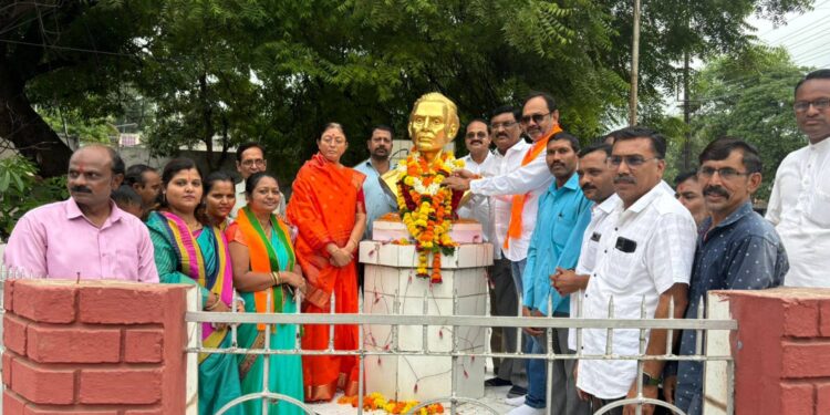 लोकशाहीर अण्णाभाऊ साठे यांच्या जयंतीनिमित्त माजी महापौर सिमा भोळे यांच्या हस्ते अभिवादन