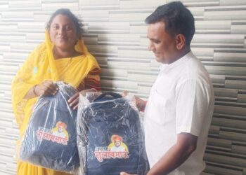 गुलाबभाऊंनी दिला निराधार महिलेला आधार, मुलांना दिले संपूर्ण शैक्षणिक साहित्य