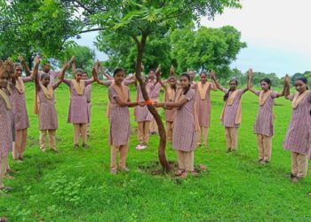 वृक्षांना फ्रेंडशिप बँड बांधून साजरा केला मैत्री दिवस
