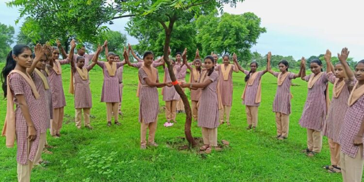 वृक्षांना फ्रेंडशिप बँड बांधून साजरा केला मैत्री दिवस
