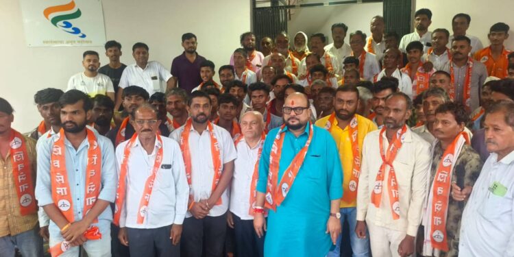 धरणगाव तालुक्यातील तरुणांचा शिवसेनेत प्रवेश :पालकमंत्र्यांच्या नेतृत्वावर विश्वास