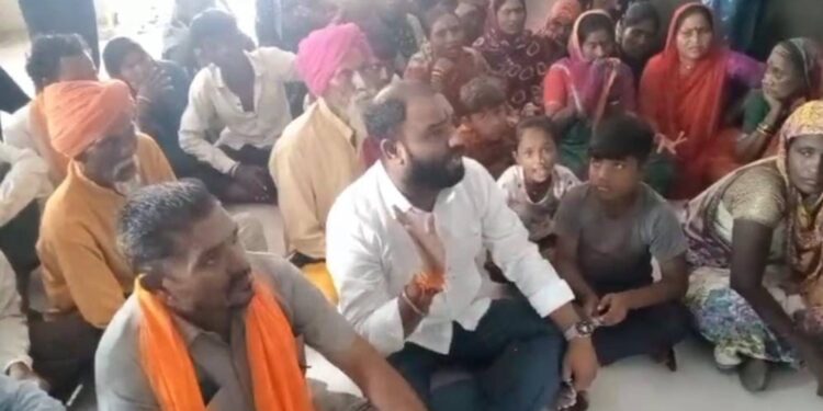 जामनेर नगरपालिकेत शिवसेना ठाकरे गटाचे ठिय्या आंदोलन