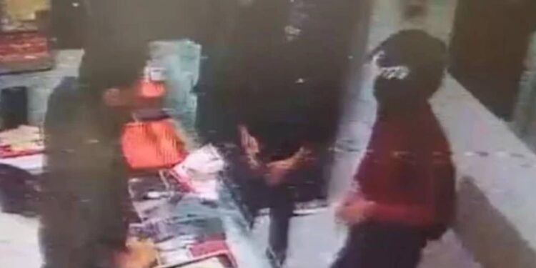 बहिणीचे कर्ज फेडणायसाठी अग्नीवीर जवान असलेल्या भावाने ज्वेलर्सवर दरोडा टाकून ५० लाखांचे दागिने लुटले