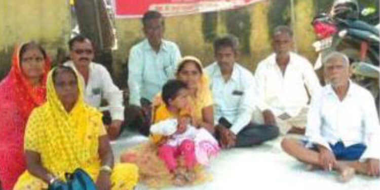 वनमजुरांचे जिल्हाधिकारी कार्यालयासमोर धरणे