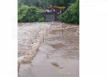 मुसळधार पावसाने कन्नड घाटात दरड कोसळली