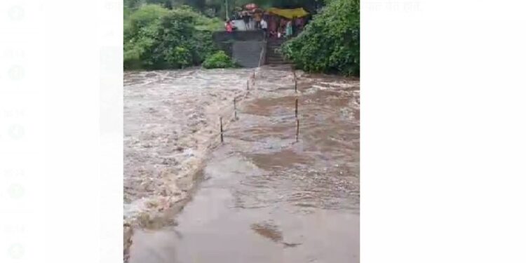 मुसळधार पावसाने कन्नड घाटात दरड कोसळली