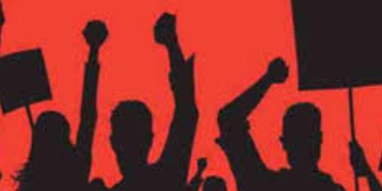 वेतन आयोगाचा फरक मिळण्यासाठी सफाई कामगारांचे आंदोलन