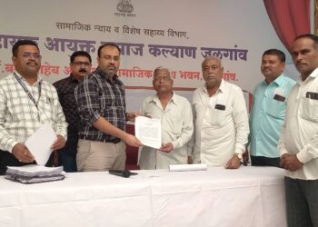 महसूल पंधरवड्याअंतर्गत “मुख्यमंत्री तीर्थ दर्शन योजने”ची ज्येष्ठ नागरिकांनी घेतली माहिती