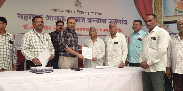 महसूल पंधरवड्याअंतर्गत “मुख्यमंत्री तीर्थ दर्शन योजने”ची ज्येष्ठ नागरिकांनी घेतली माहिती