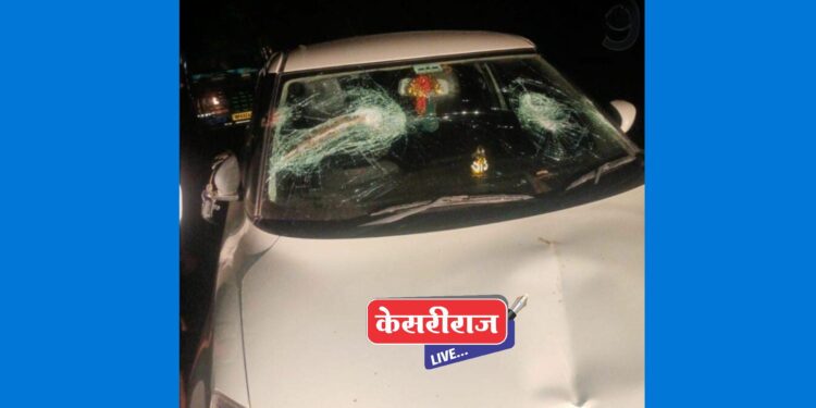 रस्त्यात झाड टाकून कारच्या काचा फोडत जबरी लुटीचा प्रयत्न : दोघे थोडक्यात बचावले