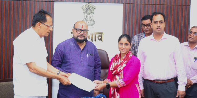 पालकमंत्री गुलाबराव पाटील यांचे हस्ते दिले ४ लाभार्थ्यांना कार्य प्रशिक्षण आदेश