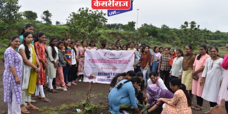 डॉ. वर्षा पाटील वुमन्स कॉलेज ऑफ कॉप्यूटर अप्लिकेशन महाविद्यालयात वृक्षारोपण