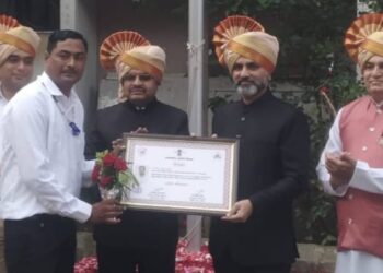 धामणगांव येथील आरोग्य केंद्राचे निलेश पाटील यांना उत्कृष्ट कर्मचारी पुरस्कार प्रदान