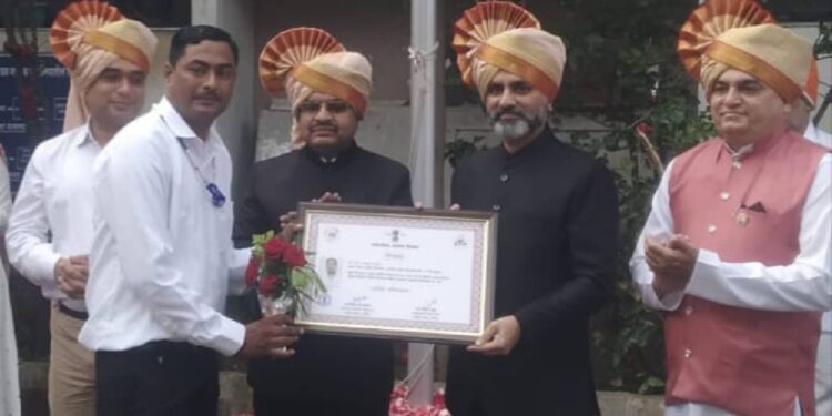 धामणगांव येथील आरोग्य केंद्राचे निलेश पाटील यांना उत्कृष्ट कर्मचारी पुरस्कार प्रदान