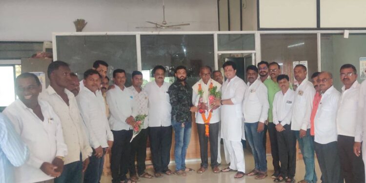 पारोळा कृषी उत्पन्न बाजार समितीच्या उपसभापतीपदी रविंद्र पाटील यांची निवड