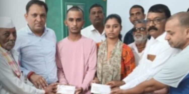 कार्यकर्त्याच्या कुटुंबाला मदतीचा हात : सेनेच्या वैशाली सूर्यवंशी यांचे दातृत्व