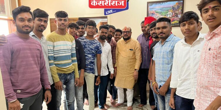 भोले सरकार मित्र परिवाराने दिले पालकमंत्र्यांना धरणगावातील कावड यात्रेचे निमंत्रण