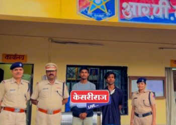 रेल्वेत मोटारमनच्या केबिनमध्ये रिल्स बनवणाऱ्या तरुणांना पोलिसांनी केली अटक