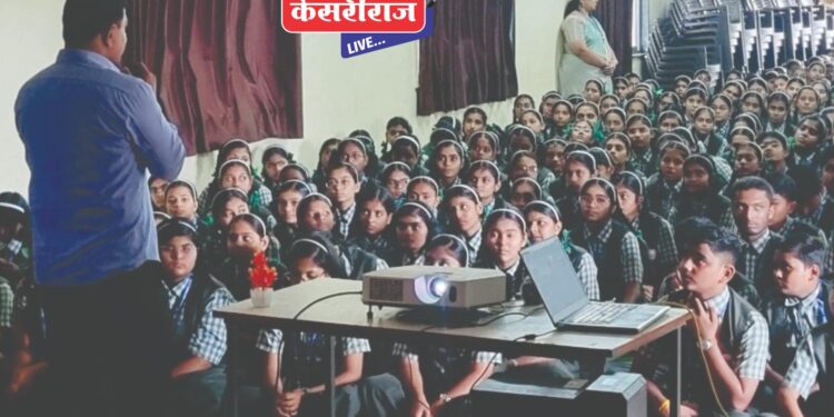 डॉ. उल्हास पाटील सीबीएसई स्कुल सावदयात सायबर क्राईम या विषयावर मार्गदर्शन