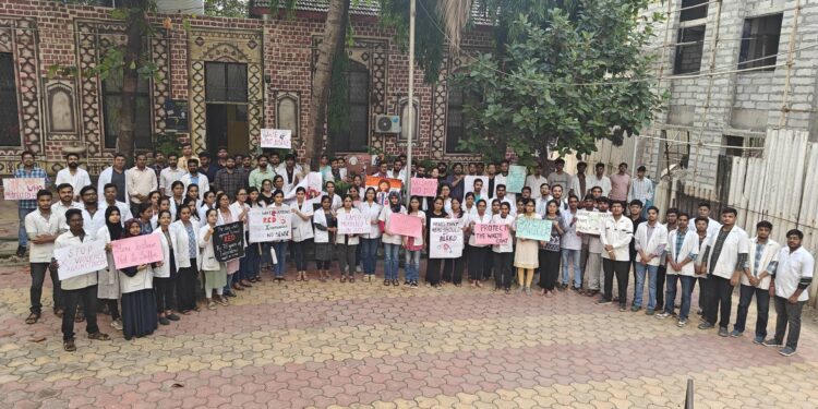 कोलकाता येथील घटनेच्या निषेधार्थ ‘जीएमसी’ला डॉक्टरांचे बेमुदत कामबंद