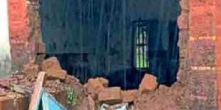 पावसामुळे भिंत पडल्याने आर्थिक नुकसान, यावल शहरातील घटना