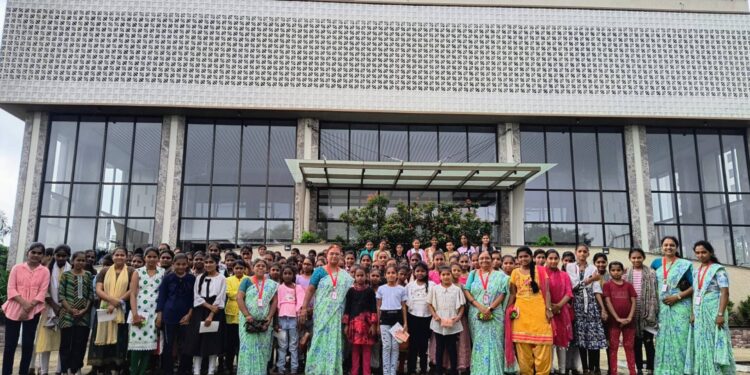 शिरसोली येथील बारी विद्यालयातील विद्यार्थिनींना  कॅन्सर प्रतिबंधात्मक मोफत लस