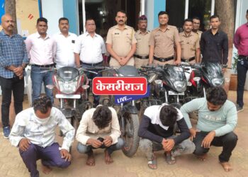 चोरट्यांची टोळी पकडली : चौघांना अटक, ४ दुचाकी जप्त