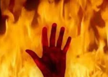 धक्कादायक, अंगावर ज्वलनशील इंधन ओतून इंदोरच्या तरुणीने पेटवून घेतले..!