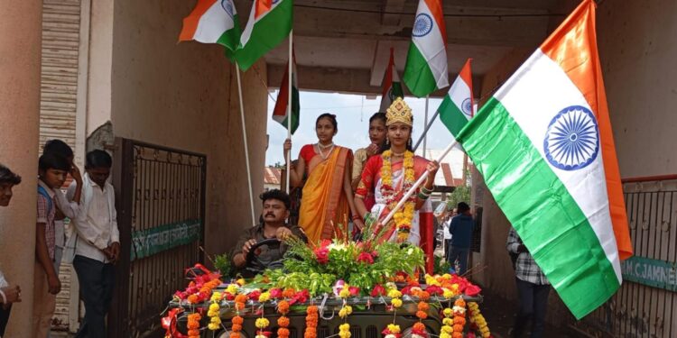 देशभक्तीपर वातावरणात तिरंगा पदयात्रामध्ये नागरिकांचा मोठा सहभाग