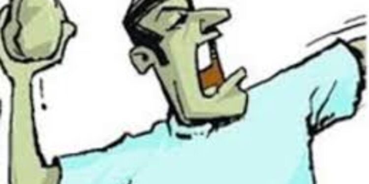 किरकोळ कारणावरून हॉटेल मालकाला दगड फेकून मारहाण