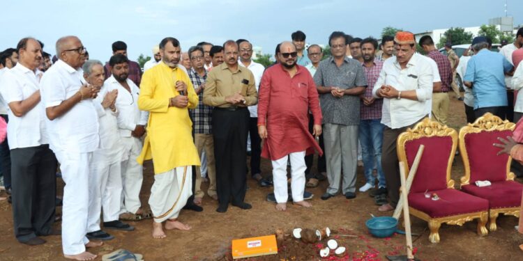 पाळधी येथील श्री साई भक्तनिवासाचे पालकमंत्री गुलाबरावांनी केले भूमिपूजन